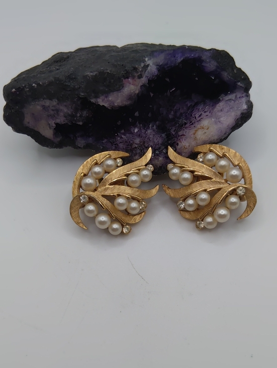 Crown Trifari Jewelry - Crown Trifari Gold Tone Leaf With Faux Pearl And Rhinestone Accents Clip On